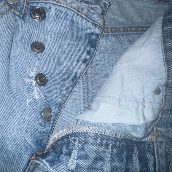 Princess Polly HOLLY Highrise ASYMMETRIC RIPPED LEG JEANS LIGHT WASH DENIM - Picture 7 of 10